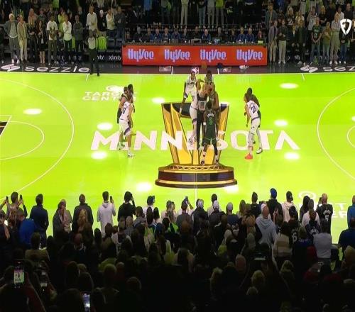 這場(chǎng)地晃瞎眼，森林狼NBA杯的亮綠色主場(chǎng)場(chǎng)地遭吐槽