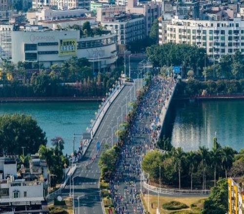 萬(wàn)名跑者穿行恐龍故鄉(xiāng)，河源馬拉松藏著廣東最美山水畫(huà)！