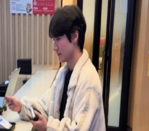 韓網(wǎng)粉絲曬照：經(jīng)常請吃飯的Peanut愛吃海底撈