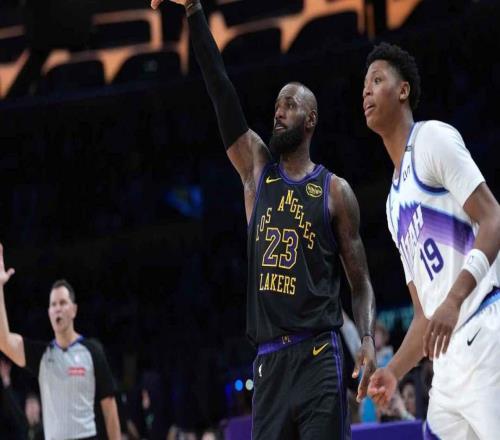 緣分，湖人隊的勒布朗詹姆斯在艾頓八年級時就曾給他傳過空接