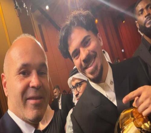 維蒂尼亞曬自己和伊涅斯塔合影：終極榜樣，我太幸運了