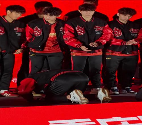 率重慶沖超！66歲韓國(guó)名帥慶典磕頭跪謝球員，名記質(zhì)疑：大可不必