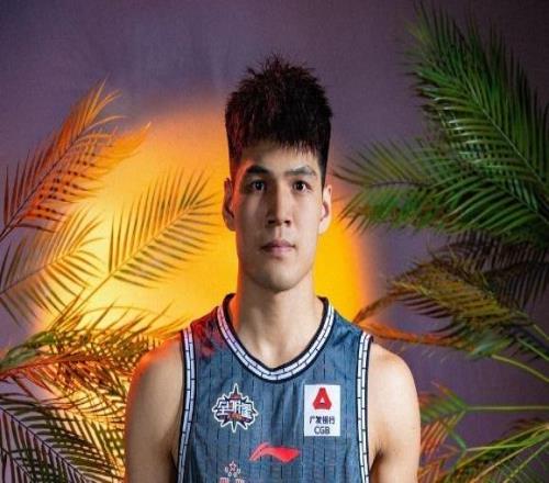 陳國豪對北控只能打一節(jié)這還好特殊條款當年讓劉玉棟無法上場