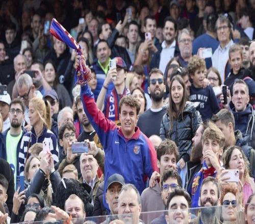 每體：兩名巴薩球迷因向切爾西球迷看臺(tái)投擲雜物被拘留