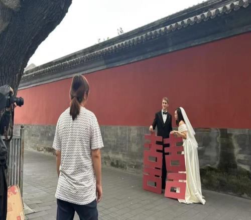 祝福，瑞典乒乓球選手卡爾伯格和德國選手萬遠(yuǎn)在北京拍婚紗照