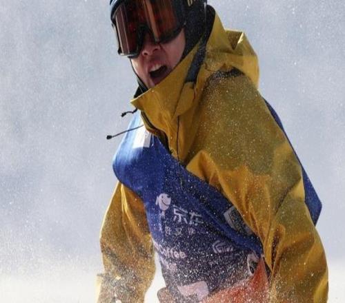 國(guó)際雪聯(lián)大跳臺(tái)世界杯云頂站：蘇翊鳴單板滑雪強(qiáng)勢(shì)奪冠