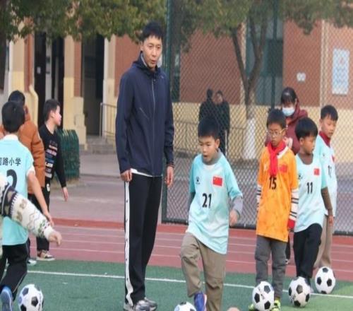 “十年之約”，中超球員張衛(wèi)到肥東縣中小學(xué)開展足球公益活動(dòng)