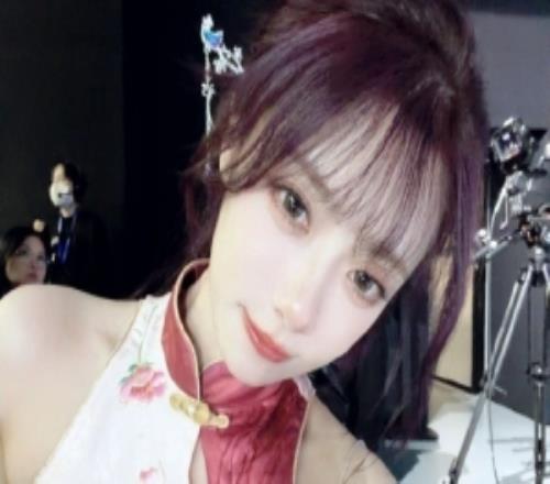 主持人小鈺曬照：悄悄的小粉已經(jīng)溜走了現(xiàn)在登場的是小紫！