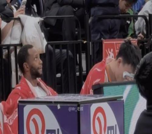 難忘回憶！遼寧賽前播放致敬視頻，張鎮(zhèn)麟難以壓抑情緒感動落淚