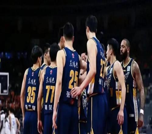 抵達(dá)！廣東新援已經(jīng)到賓館球迷又調(diào)侃看走路姿勢(shì)如何