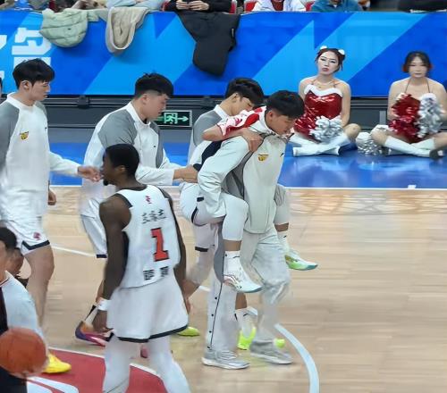 傷情無礙！徐杰喊話女球迷下場繼續(xù)打，名記痛斥薩姆納：百死莫贖