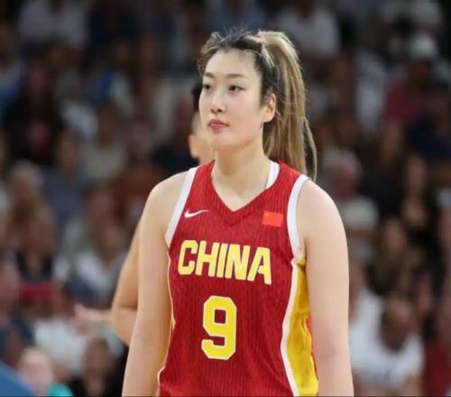 中國(guó)女籃15人集訓(xùn)，李夢(mèng)王思雨慘遭淘汰，新人輩出3名大學(xué)生