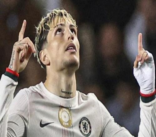 未滿22歲就代表兩支英格蘭球隊歐冠進(jìn)球，加納喬是歷史首位