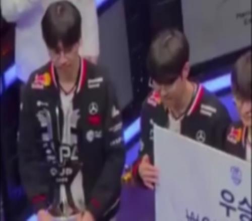 多向O哥學(xué)習健身Doran舉獎杯舉不動(dòng)了，示意Oner幫忙