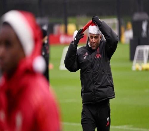 傳統(tǒng)環(huán)節(jié)，利物浦全隊戴圣誕帽在訓(xùn)練場拍大合照