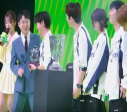 解说杯FMVPXiye：享受整个过程，感谢陪练、工作人员和粉丝们