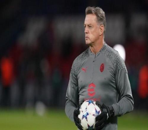 記者：申花門將教練曾任職阿森納、米蘭，也在河北華夏工作過