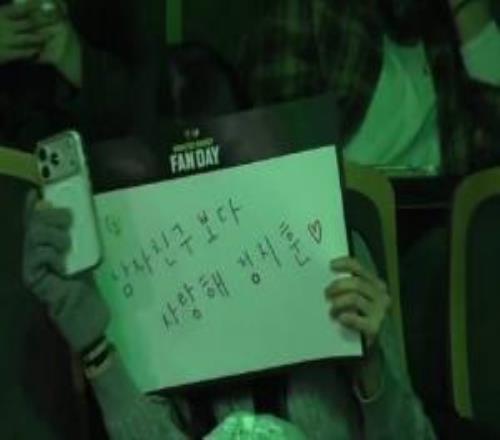 Gen.G粉絲見(jiàn)面會(huì )上女粉絲高舉應援牌：比起男朋友我更愛(ài)你Chovy