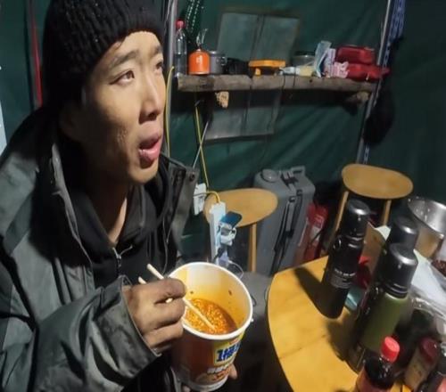 連線張家界荒野求生賽選手：為此增肥十余斤，眼皮發(fā)炎后退賽