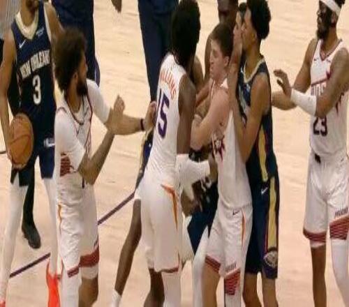 哎喲，今天NBA賽場(chǎng)有人打架啊，砸腦袋那種....