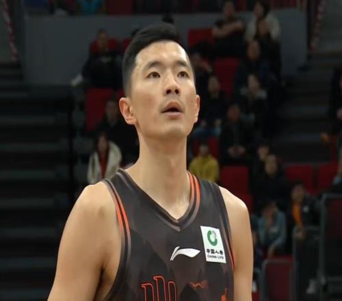 山東男籃完勝新疆，克里斯得分創(chuàng)新高，陳林堅展現(xiàn)冷面射手本色