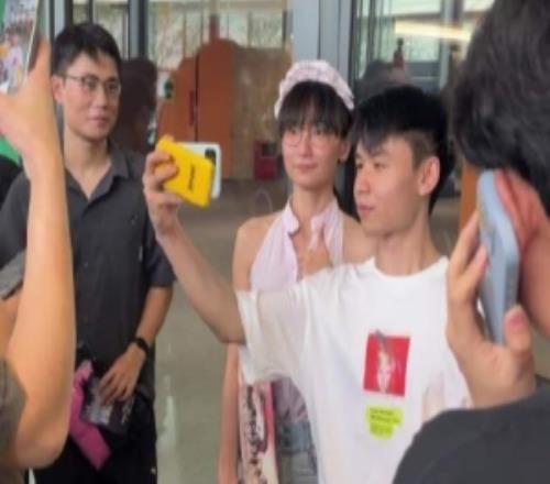 抽象紅人女版Faker沙赫爾看LPL總決賽被男粉團(tuán)團(tuán)圍住