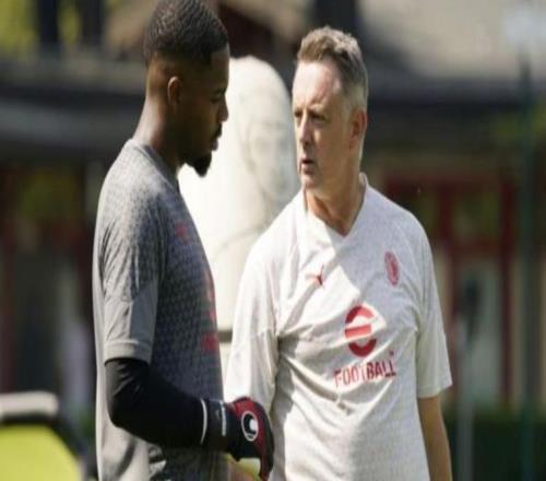 申花門(mén)將教練迎來(lái)大牌新援，曾在AC米蘭和阿森納效力，值得期待