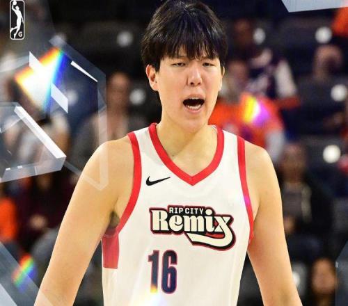 恭喜！楊瀚森轟14+17連創(chuàng)新高，自評進步：腳步能跟上后衛(wèi)了