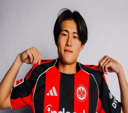 德甲勁旅火速簽下兩名新星18歲日本中鋒+19歲新人邊后衛(wèi)支援