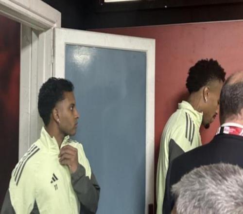 【現場(chǎng)】球場(chǎng)簡(jiǎn)陋無(wú)礙“貼臉開(kāi)大”，巴列卡諾悶平皇馬