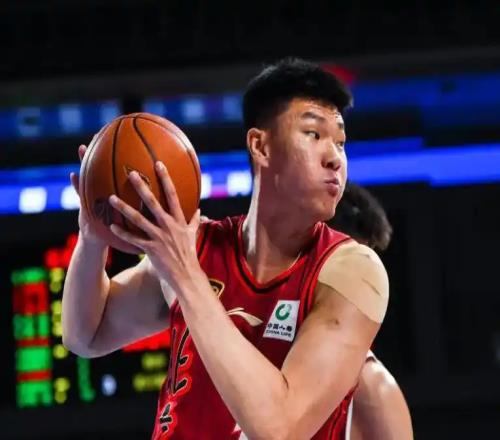 拿600萬(wàn)，0分0板+1被蓋+2犯，球迷：詐騙犯，好意思拿那么多錢