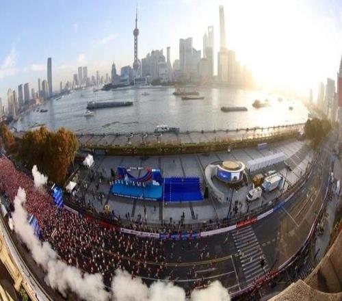 因為一場賽事愛上一座城市！2025上海馬拉松啟幕，龔正點亮賽道并為比賽鳴槍發(fā)令