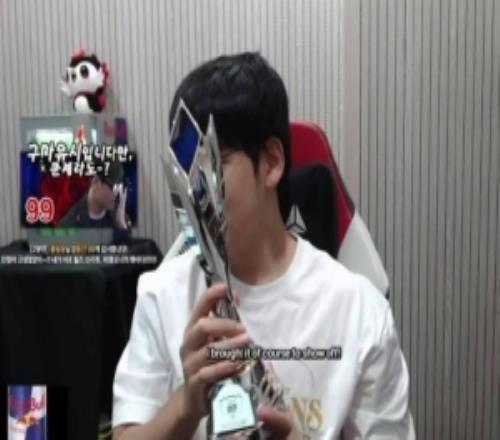 Gumayusi：我特意把FMVP獎杯帶來(lái)了炫耀一下！我覺(jué)得今年最漂亮