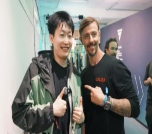 管澤元曬與古蒂合照：發(fā)張合影，他換了發(fā)型兄弟們還認得出來嗎