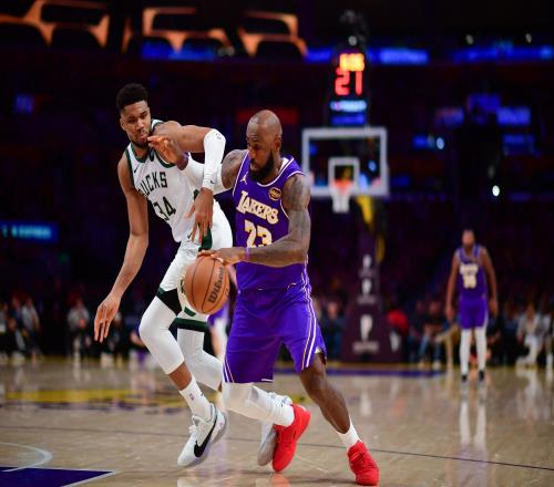 湖人13勝0負(fù)金身被破！41歲老詹26+9+10燃盡東契奇6犯暴露3問(wèn)題