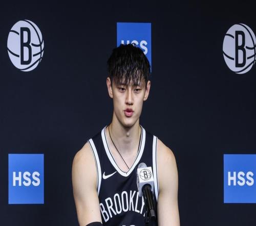 曾凡博NBA首秀0分遭群嘲，中国球迷质疑他是关系户，姚明没说错