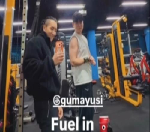 效果顯著(zhù)健身教練分享與Gumayusi健身房合照：進(jìn)行力量訓練
