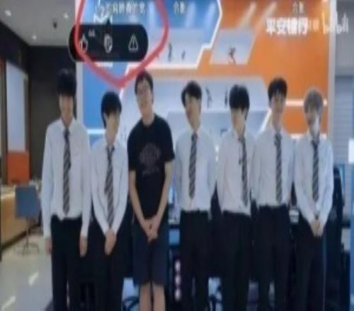 網(wǎng)友考古BLG視頻發(fā)現(xiàn)Bin親自發(fā)彈幕夸自己：Bin的肩膀真的寬