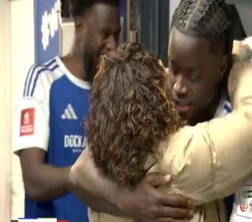 有情有義，爆冷晉級后麥克斯菲爾德全隊與離世球員的父母一同慶祝