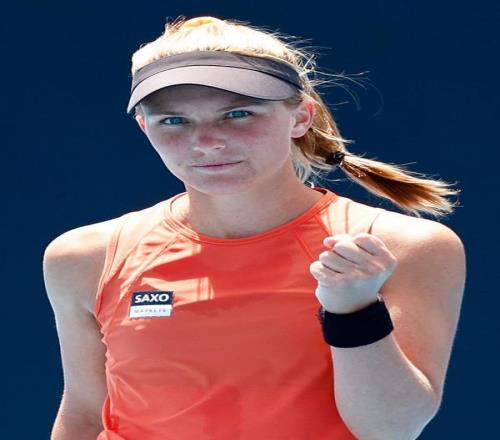 甫一訂婚便雙雙突圍，他們把澳網(wǎng)變成愛(ài)情的見(jiàn)證場(chǎng)