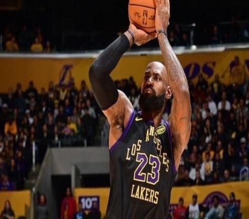 雷迪克：詹姆斯今晚表現非凡每當對手打出攻勢時(shí)他都能強勢回應