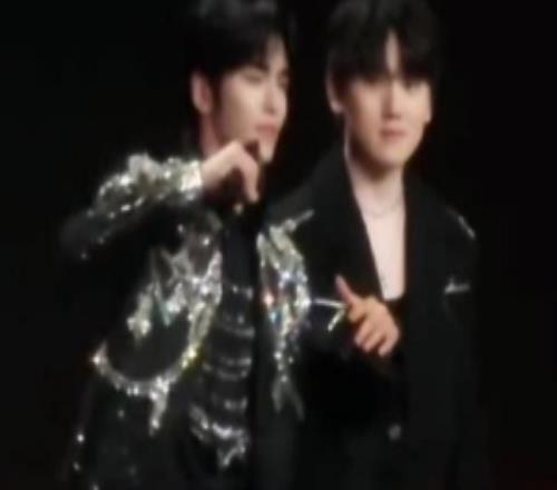 看得出來很局促了微博之夜JKL面對表演想模仿有點手足無措