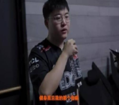 爆料人：只能說大家都在等Uzi回來打比賽但目前看希望渺茫