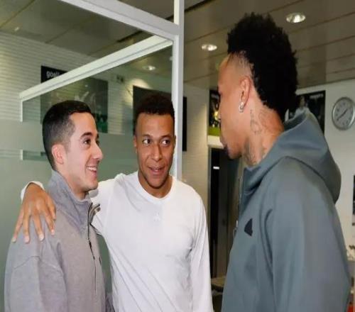 馬卡：巴斯克斯圣誕假期回到了皇馬，和老隊(duì)友們見(jiàn)面