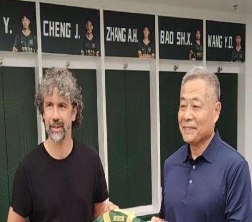 托馬西造訪浙江足球俱樂(lè)部，或者浙江隊(duì)球衣