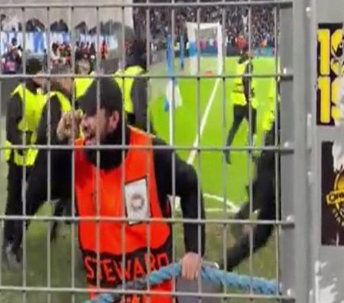 紐卡歐冠客戰(zhàn)輸馬賽，球場一保安對著客場球迷慶祝+做哭臉