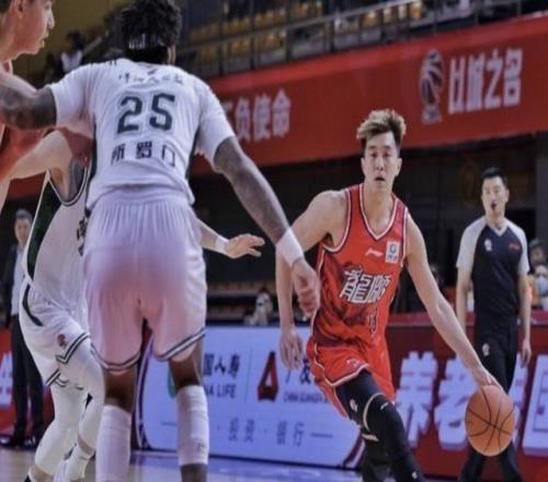 郭艾倫復出廣州男籃戰(zhàn)勝南京隊，徐昕：他對我們非常有幫助此前其眼睛被隊友誤傷致結膜破碎縫了40多針