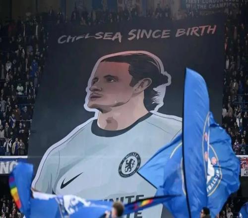 即將加盟熱刺，網(wǎng)友翻出昔日加拉格爾“生而為藍(lán)軍”TIFO