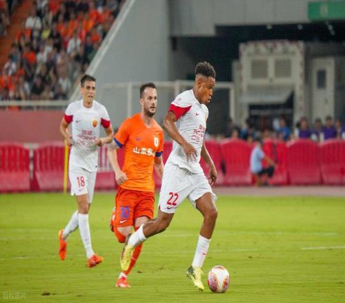 上港有望在中超奪冠后跟這位外援續(xù)約，表現(xiàn)能攻善守，已征服球迷