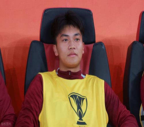 上港鋒線人員告急！蒯紀(jì)聞在熊貓杯受傷下場(chǎng)，或無緣踢大連英博